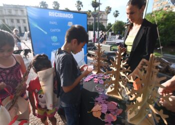 Continúa el canje de reciclables por adornos en Plaza de la Intendencia