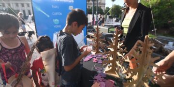 Continúa el canje de reciclables por adornos en Plaza de la Intendencia