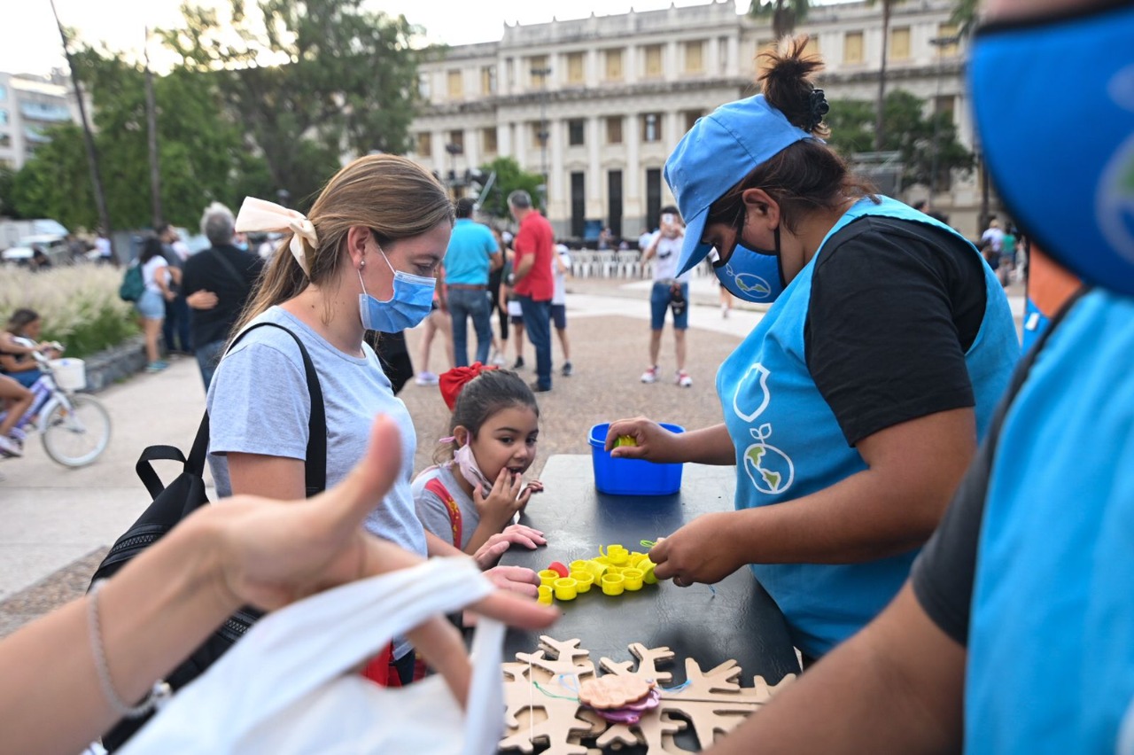 Continúa el canje de reciclables por adornos en Plaza de la Intendencia
