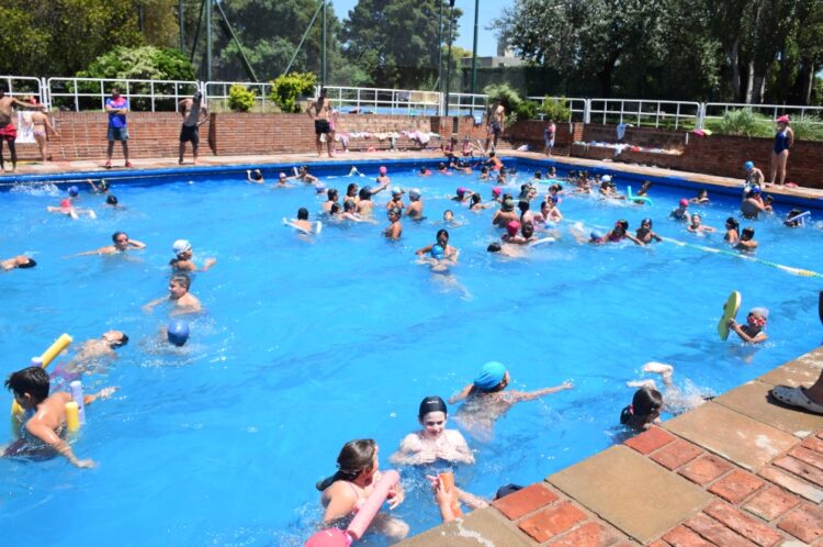 Especialista explica cómo deben ser los métodos de protección solar en menores durante el verano