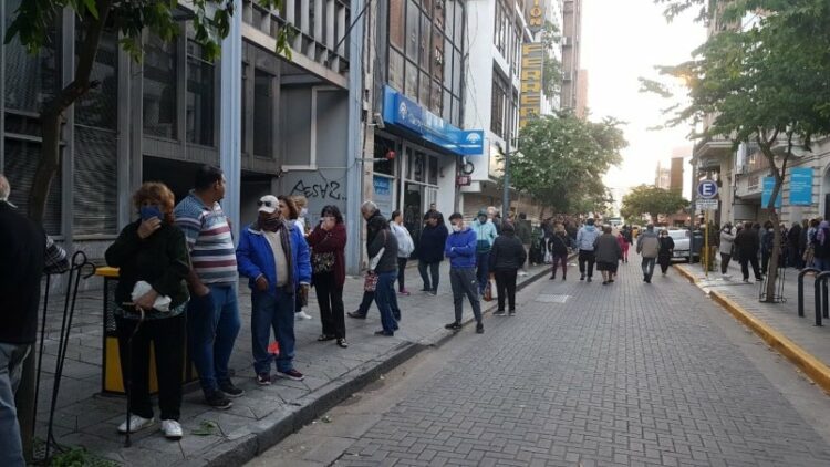 Los bancos anticiparon que no atenderán al público los días 24 y 31 de diciembre