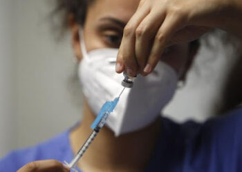 La neutralización de los anticuerpos de vacunados baja frente a la Ómicron