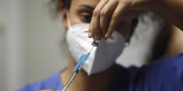 La neutralización de los anticuerpos de vacunados baja frente a la Ómicron