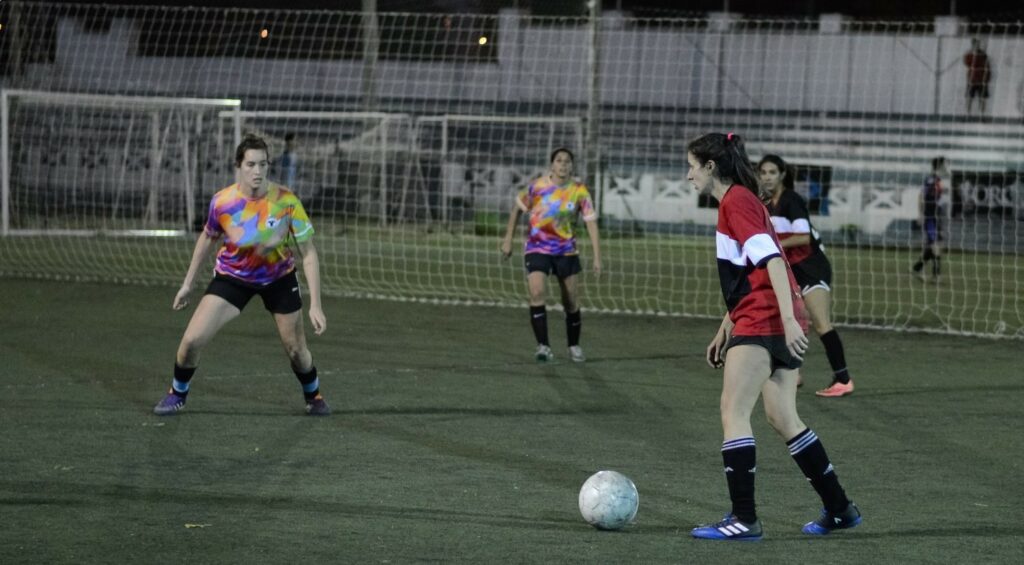 Ordenan que se permita jugar a una futbolista mayor de 35 años