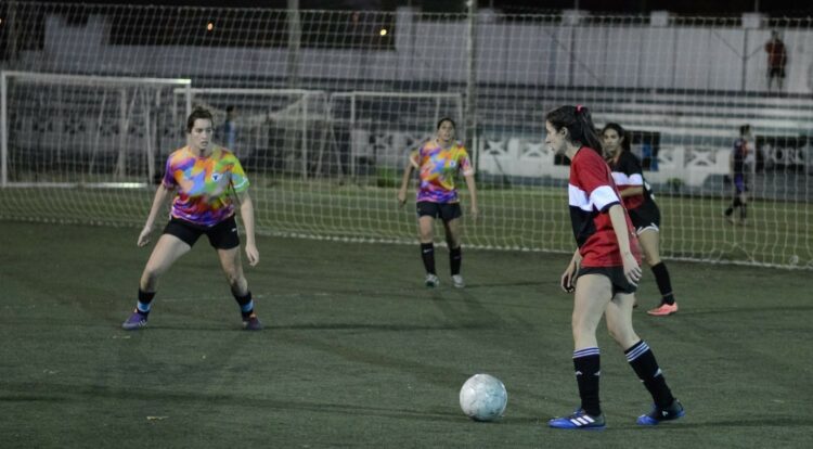Ordenan que se permita jugar a una futbolista mayor de 35 años