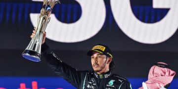 Hamilton ganó en Arabia Saudita e igualó a Verstappen