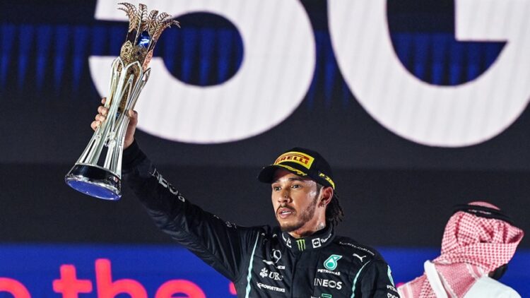 Hamilton ganó en Arabia Saudita e igualó a Verstappen