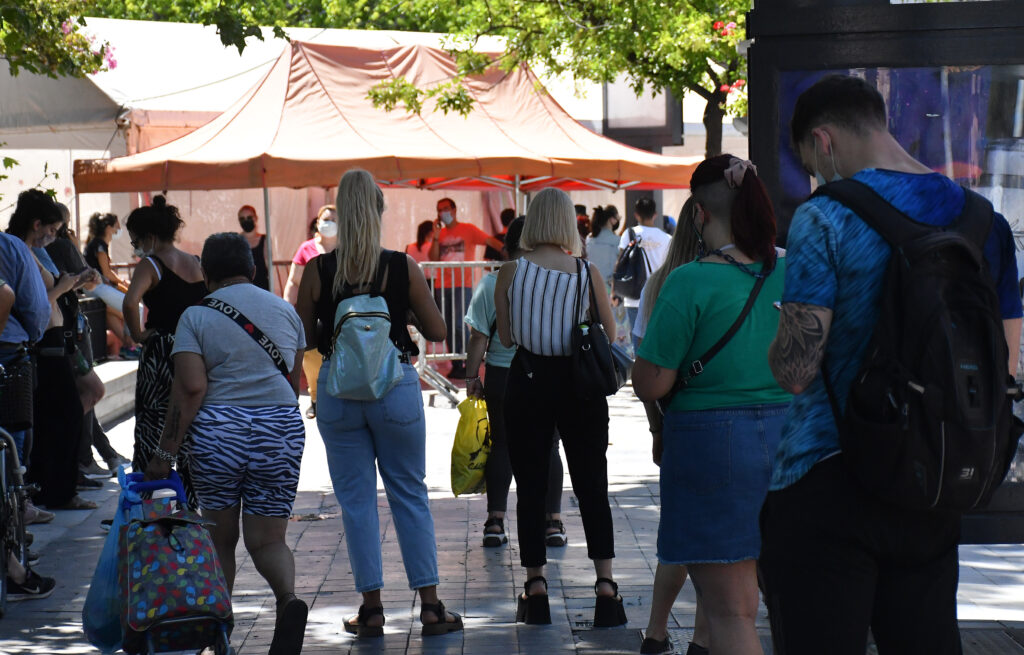 Registran extensas filas en los centros de testeo tras los festejos navideños