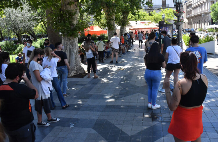 Larga cola en las inmediaciones de la Plaza San Martin, Fuente: Irma Montiel - Hoy Día Córdoba