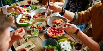 Recomiendan evitar las comidas del tipo bufet en las fiestas