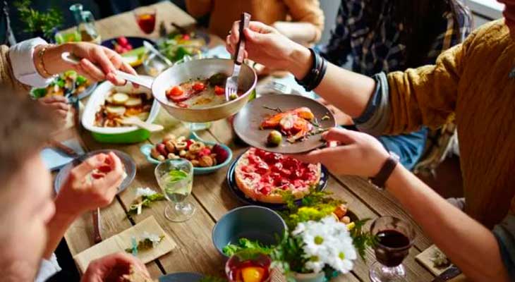 Recomiendan evitar las comidas del tipo bufet en las fiestas Recomiendan evitar las comidas del tipo bufet en las fiestas