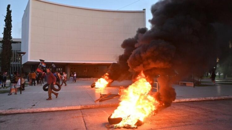 Incidente frente a la Legislatura de Chubut / Gentileza diario Jornada