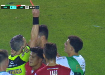Severa sanción para un jugador que tomó del cuello a un árbitro