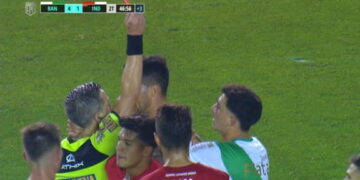 Severa sanción para un jugador que tomó del cuello a un árbitro
