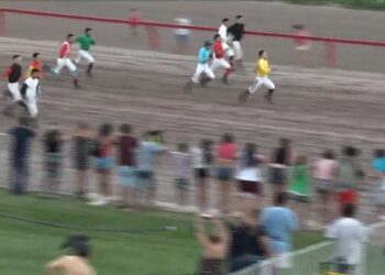 Desopilante carrera de jockeys en el hipódromo de Tucumán