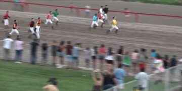 Desopilante carrera de jockeys en el hipódromo de Tucumán