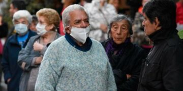 Jubilados y pensionados con la mínima recibirán un bono de $8000