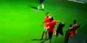 Le propinó una terrible paliza al juez de línea en medio del partido