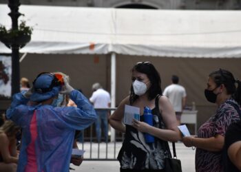 Trabajadores de la salud exigen protección contra un colapso