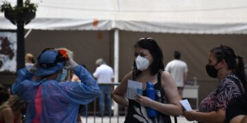 Trabajadores de la salud exigen protección contra un colapso