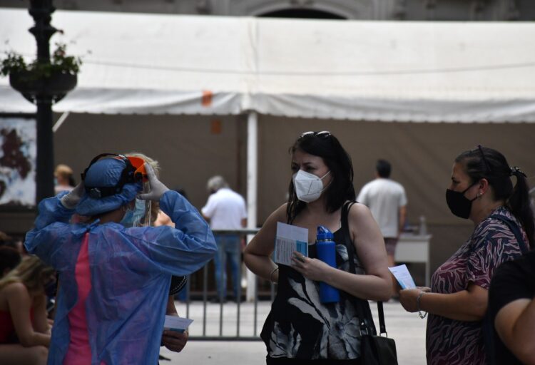 Trabajadores de la salud exigen protección contra un colapso