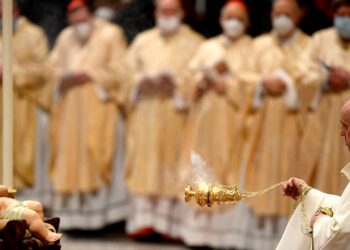 En la Misa de Gallo, Francisco pidió «dar dignidad al hombre con el trabajo»