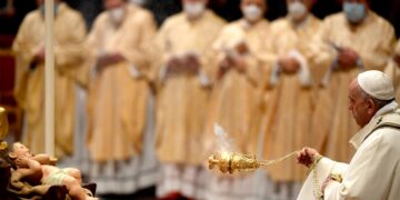 En la Misa de Gallo, Francisco pidió «dar dignidad al hombre con el trabajo»