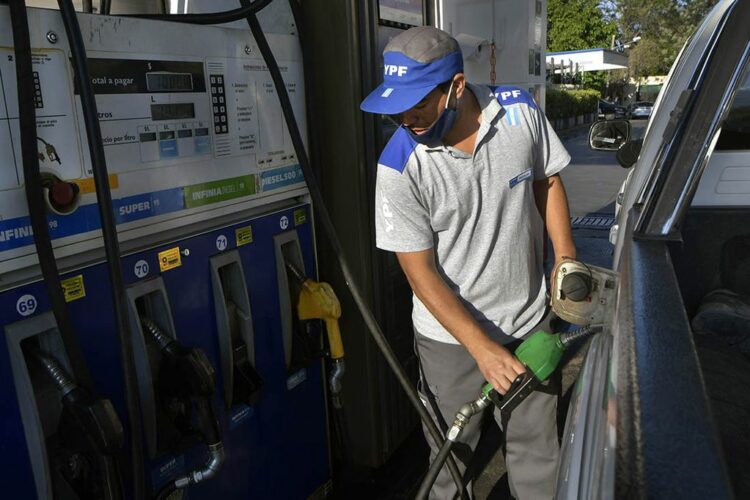 Advierten que el combustible sigue un 10% debajo del precio que debería tener