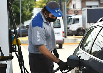 Autorizarían subas en los combustibles a partir de enero