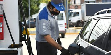 Autorizarían subas en los combustibles a partir de enero
