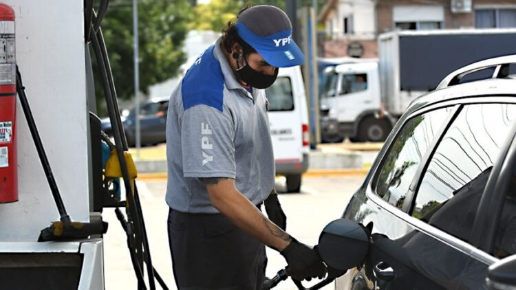 Autorizarían subas en los combustibles a partir de enero