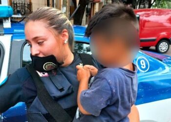 Hallaron a un nene de tres años deambulando solo y descalzo en la calle