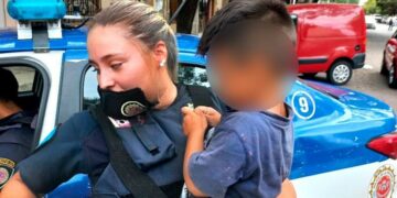 Hallaron a un nene de tres años deambulando solo y descalzo en la calle