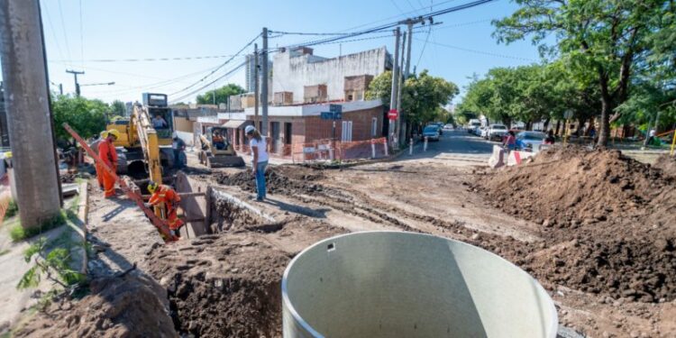 Avanzan las obras del aliviador cloacal en Villa Páez y Alberdi
