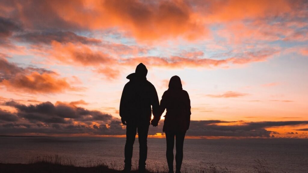 Un Ovni le cortó el momento íntimo a una pareja