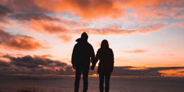 Un Ovni le cortó el momento íntimo a una pareja