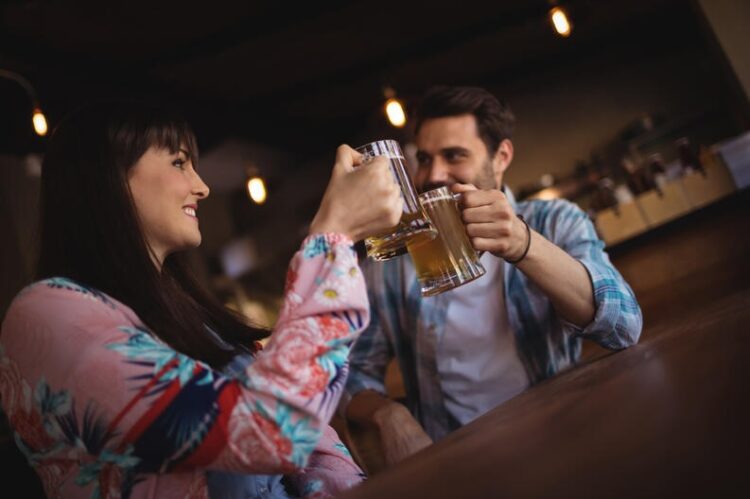 Ofrecen $ 5.000.000 a la pareja que pueda estar un mes sin Internet