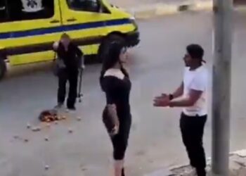 La escena de una pareja que discutía en la calle se volvió viral por el inesperado final