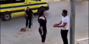 La escena de una pareja que discutía en la calle se volvió viral por el inesperado final