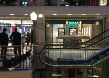 Encapuchados y con armas largas robaron relojes de alta gama de una joyería