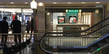 Encapuchados y con armas largas robaron relojes de alta gama de una joyería