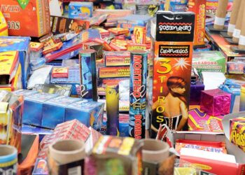 Acuerdan eliminar la producción de bombas y petardos