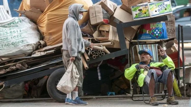 El 43,8% de los argentinos se encuentra bajo la línea de la pobreza