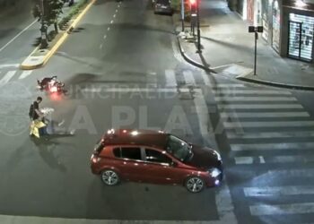 Salvaje y desquiciada golpiza de un conductor al chocar contra un repartidor en La Plata