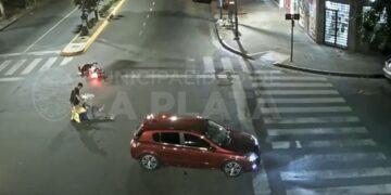 Salvaje y desquiciada golpiza de un conductor al chocar contra un repartidor en La Plata