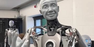 Desconcertante: logran programar a un robot que imita gestos faciales humanos