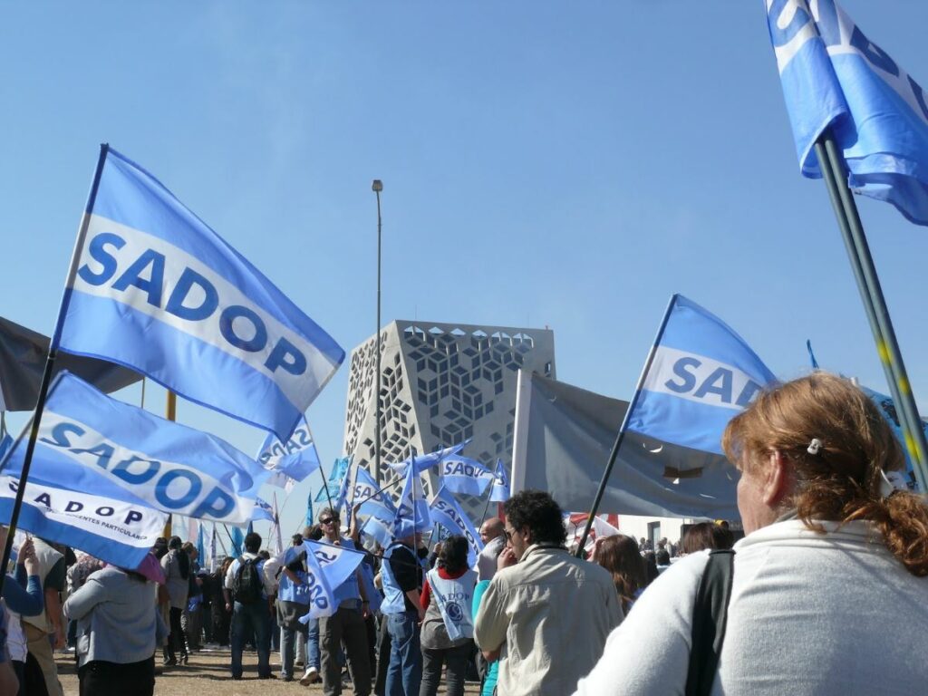 Sadop se moviliza en reclamo de mejoras salariales
