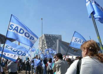 Sadop se moviliza en reclamo de mejoras salariales