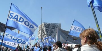 Sadop se moviliza en reclamo de mejoras salariales