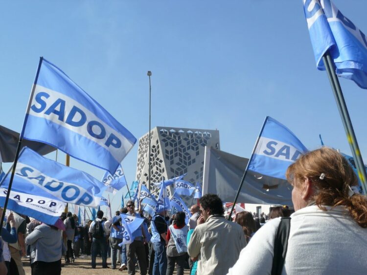 Sadop se moviliza en reclamo de mejoras salariales